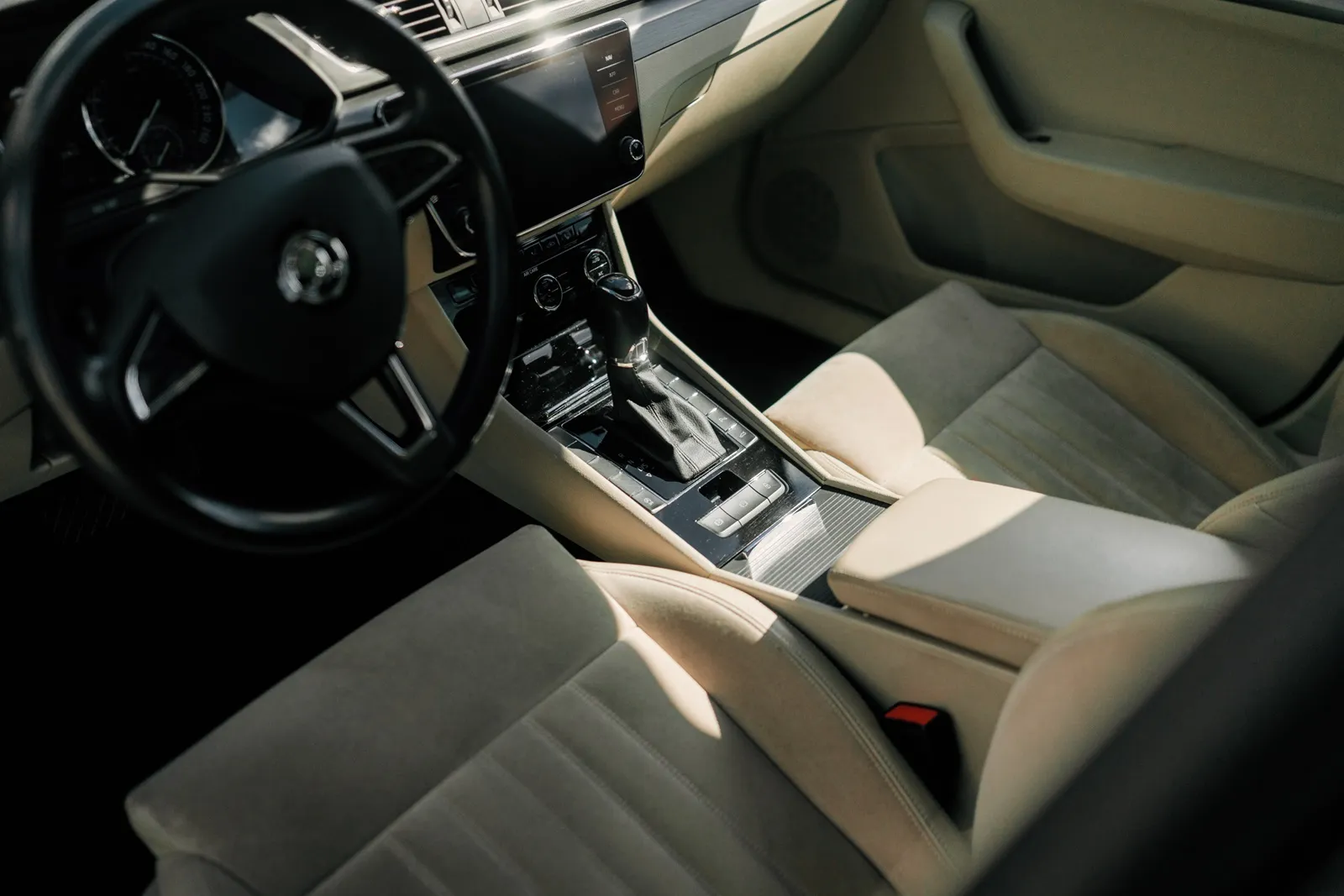 Front passenger interior of Škoda Superb standard class vehicle